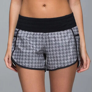 LULULEMON Tracker Short II *2-way Stretch Size 4 Houndstooth Jacquard Black Gray